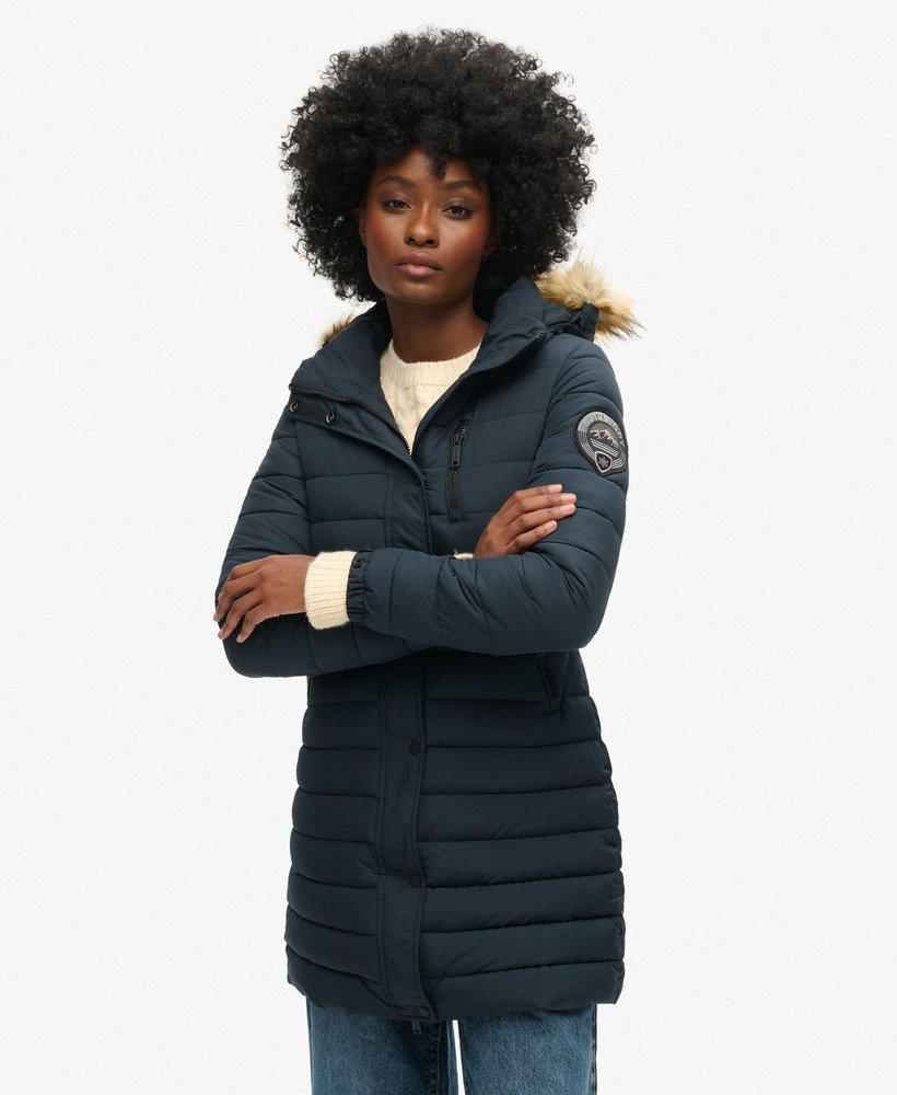 casaco puffer de comprimento médio com capuz fuji na cor nordic chrome navy.
