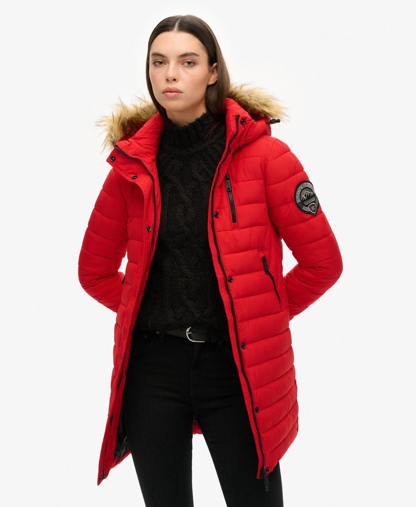 casaco puffer fuji com capuz e comprimento médio na cor vermelho universitário.