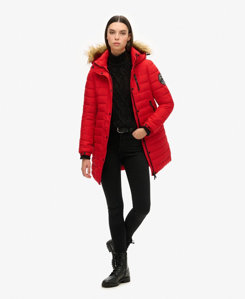 casaco puffer fuji com capuz e comprimento médio na cor vermelho universitário.