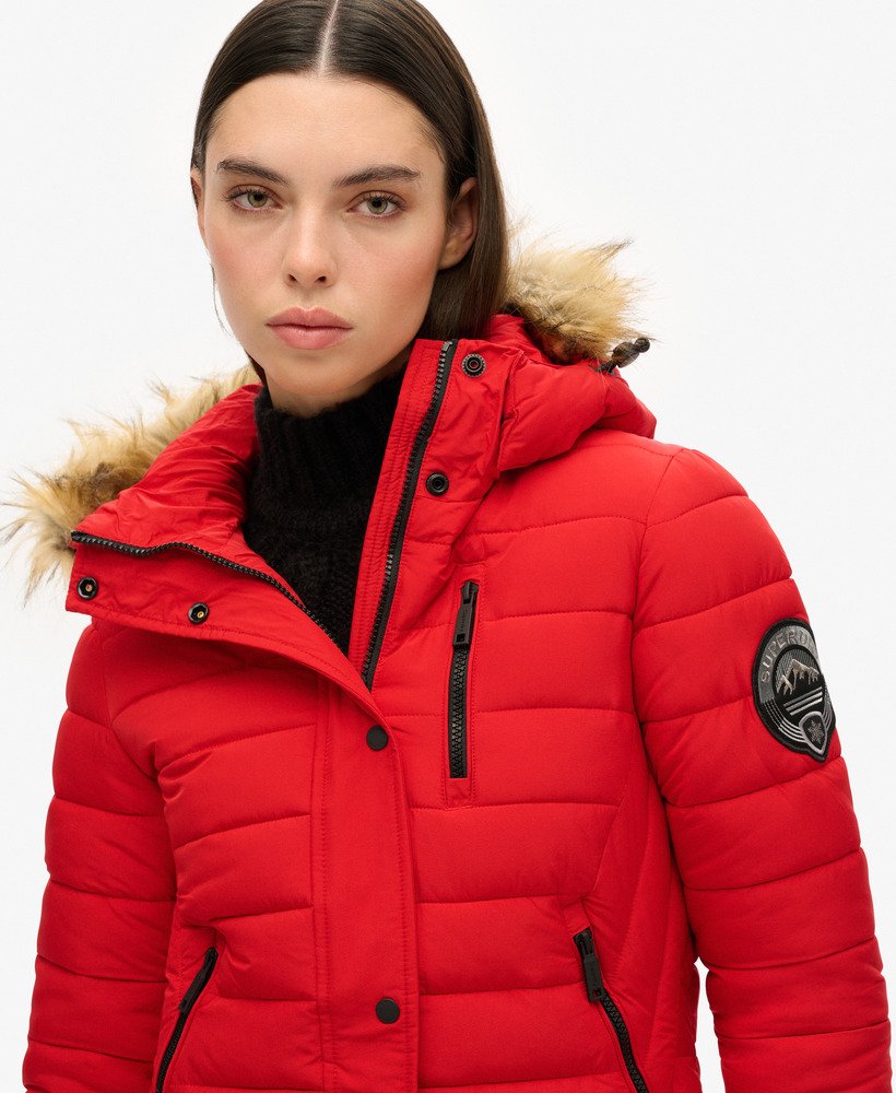 casaco puffer fuji com capuz e comprimento médio na cor vermelho universitário.