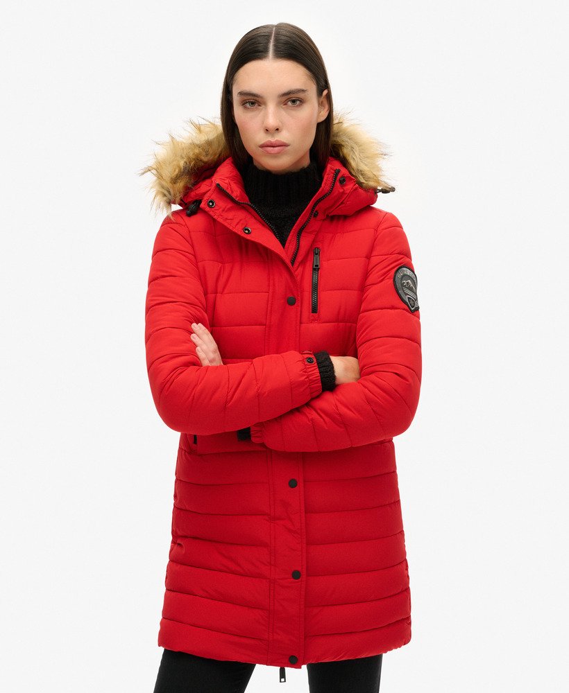 casaco puffer fuji com capuz e comprimento médio na cor vermelho universitário.