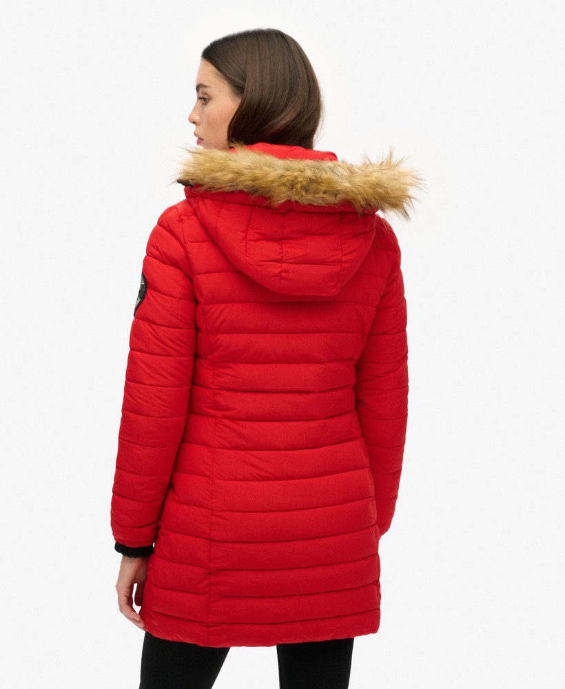 casaco puffer fuji com capuz e comprimento médio na cor vermelho universitário.