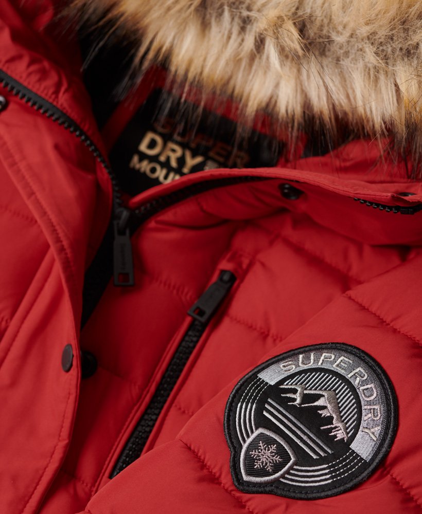 casaco puffer fuji com capuz e comprimento médio na cor vermelho universitário.