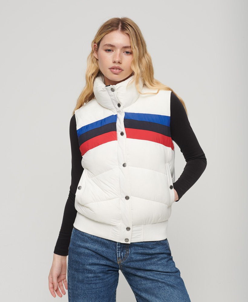 colete puffer retrô com painéis na cor branca giz.