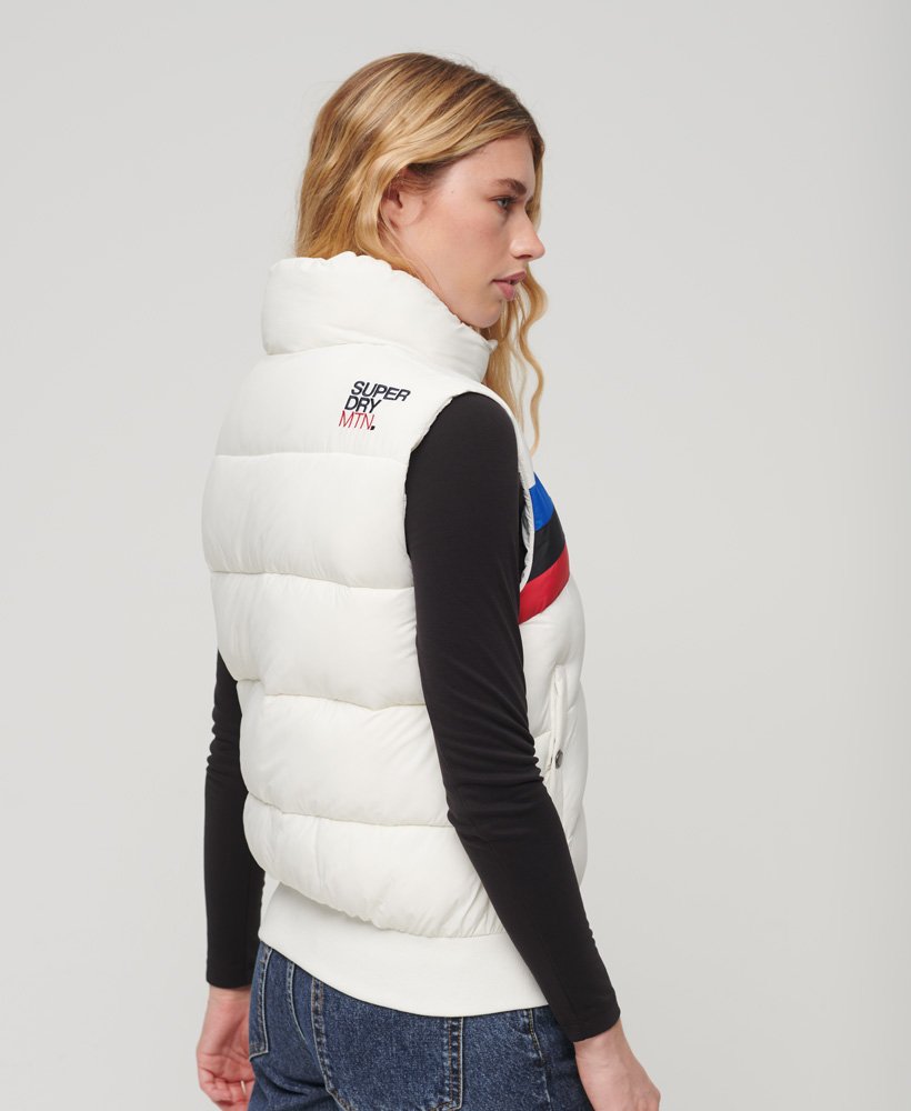 colete puffer retrô com painéis na cor branca giz.