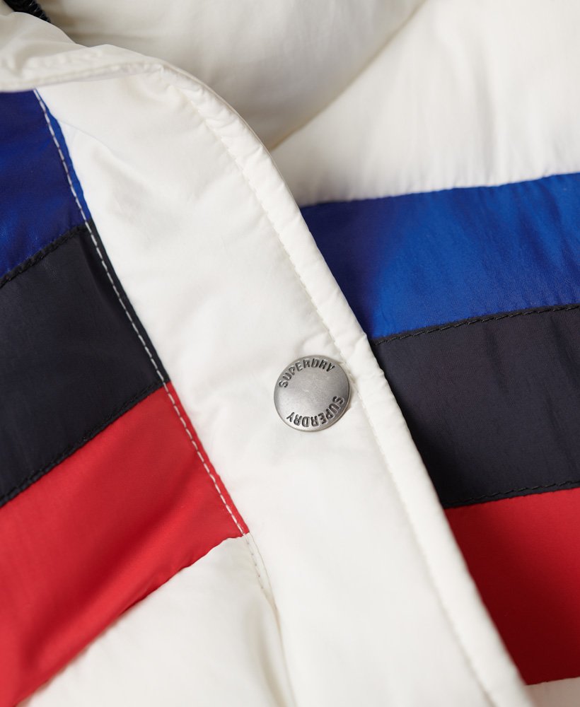 colete puffer retrô com painéis na cor branca giz.