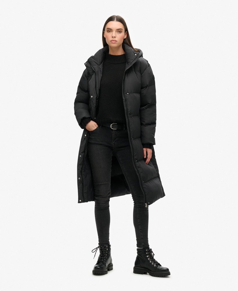 casaco puffer longo com capuz na cor preta.