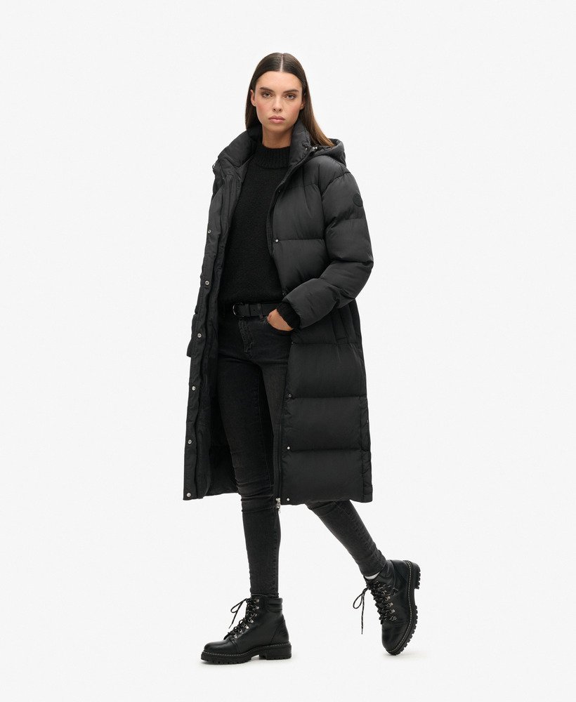 casaco puffer longo com capuz na cor preta.