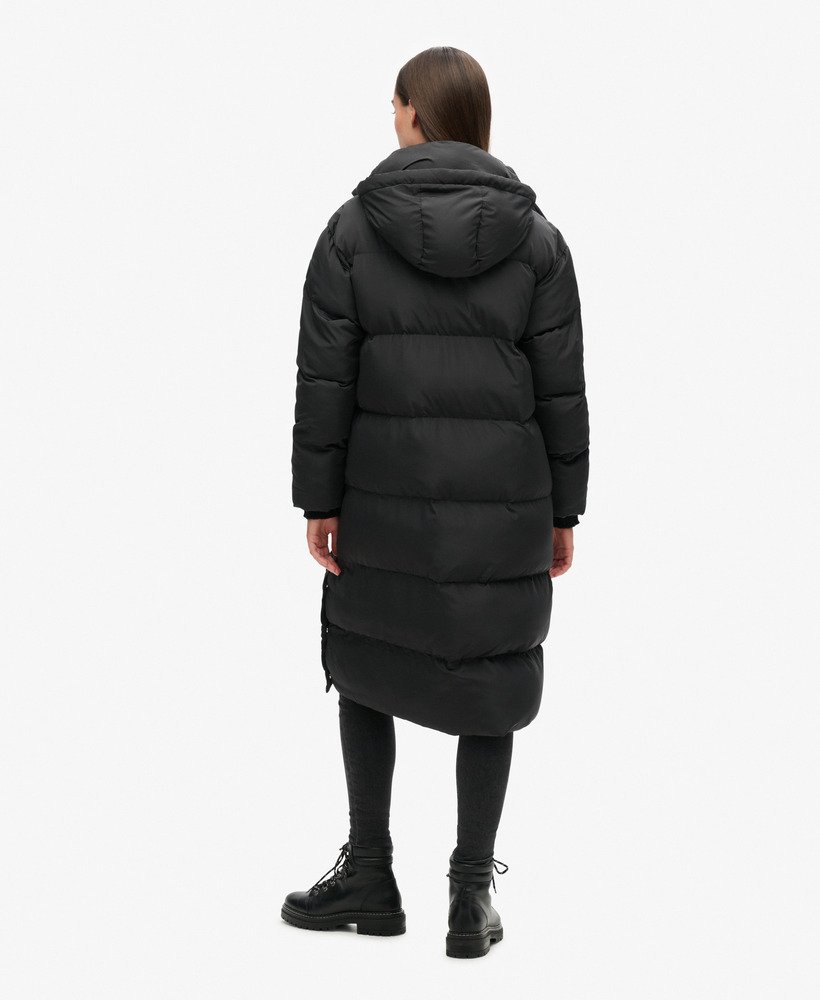 casaco puffer longo com capuz na cor preta.