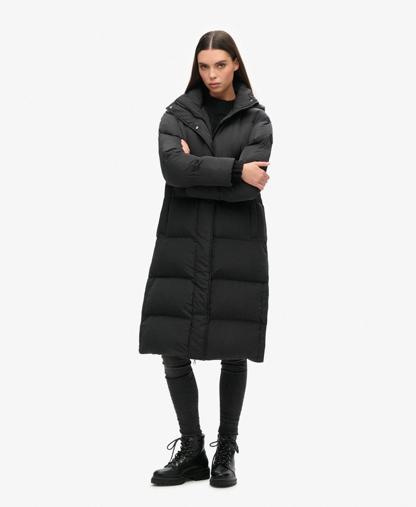 casaco puffer longo com capuz na cor preta.