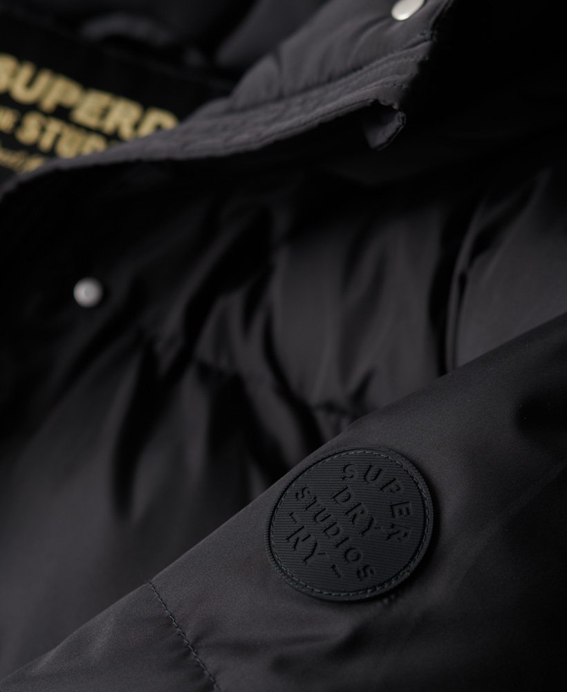 casaco puffer longo com capuz na cor preta.