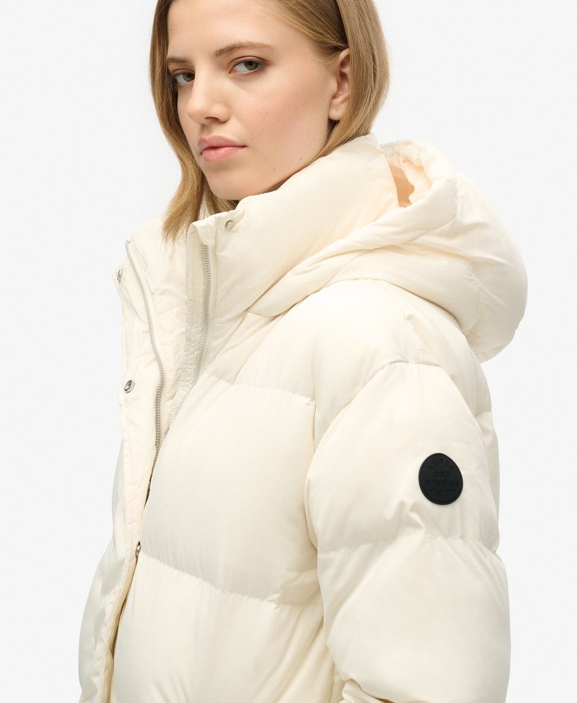 casaco puffer longo com capuz na cor off white
