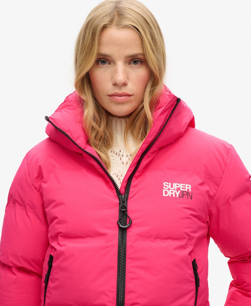 jaqueta puffer boxy com capuz na cor vermelho framboesa