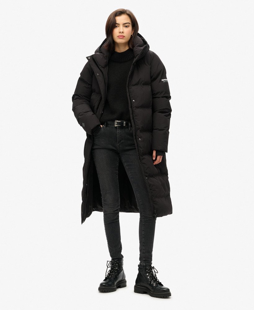 casaco puffer longo com capuz na cor preta.
