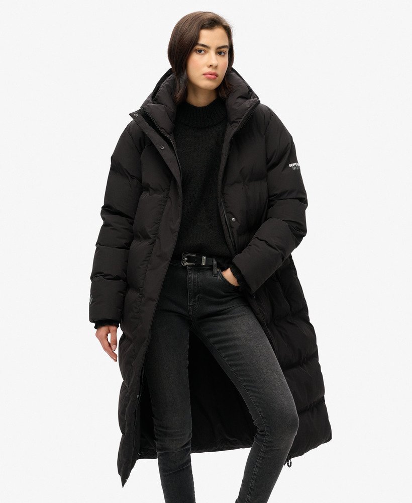 casaco puffer longo com capuz na cor preta.