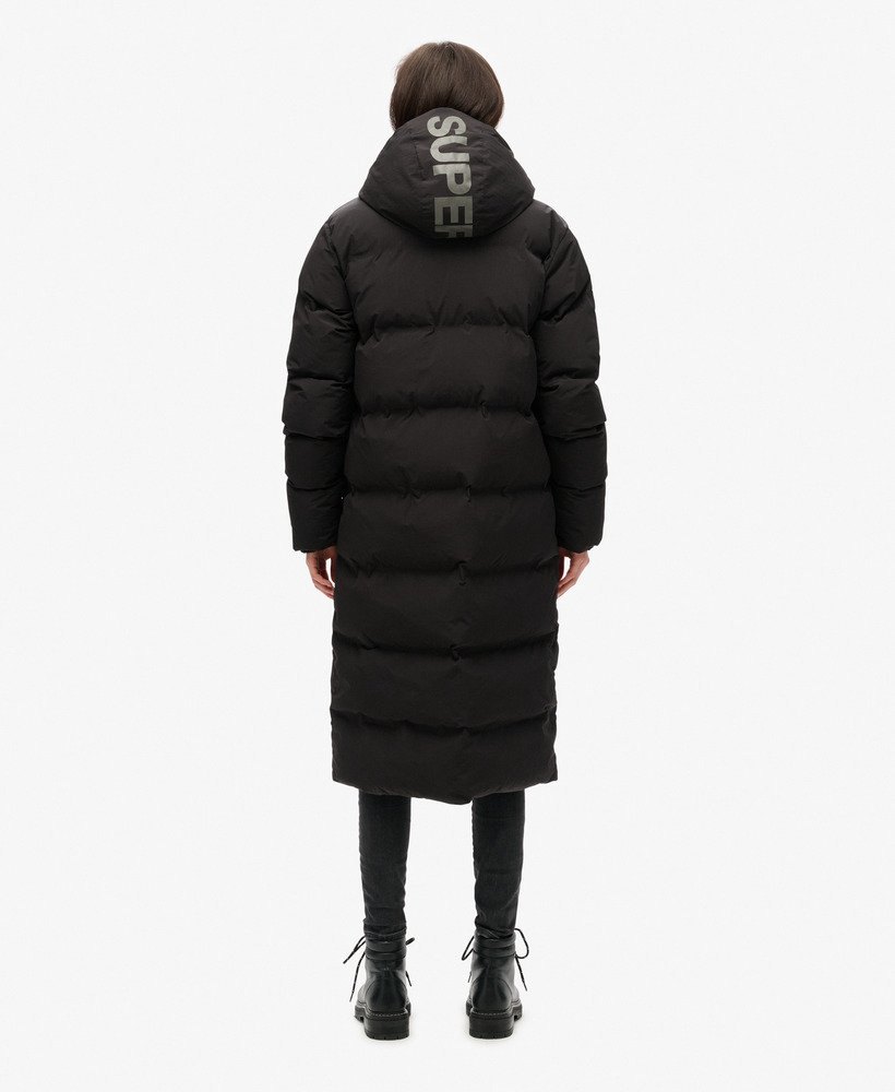 casaco puffer longo com capuz na cor preta.