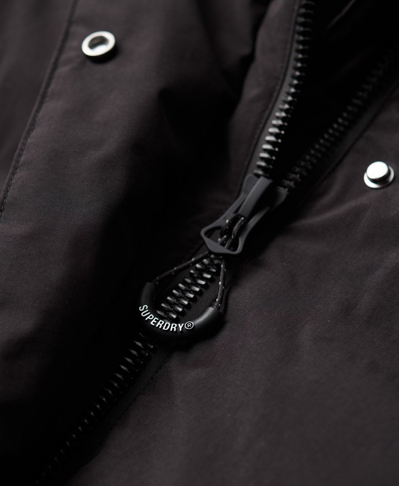 casaco puffer longo com capuz na cor preta.