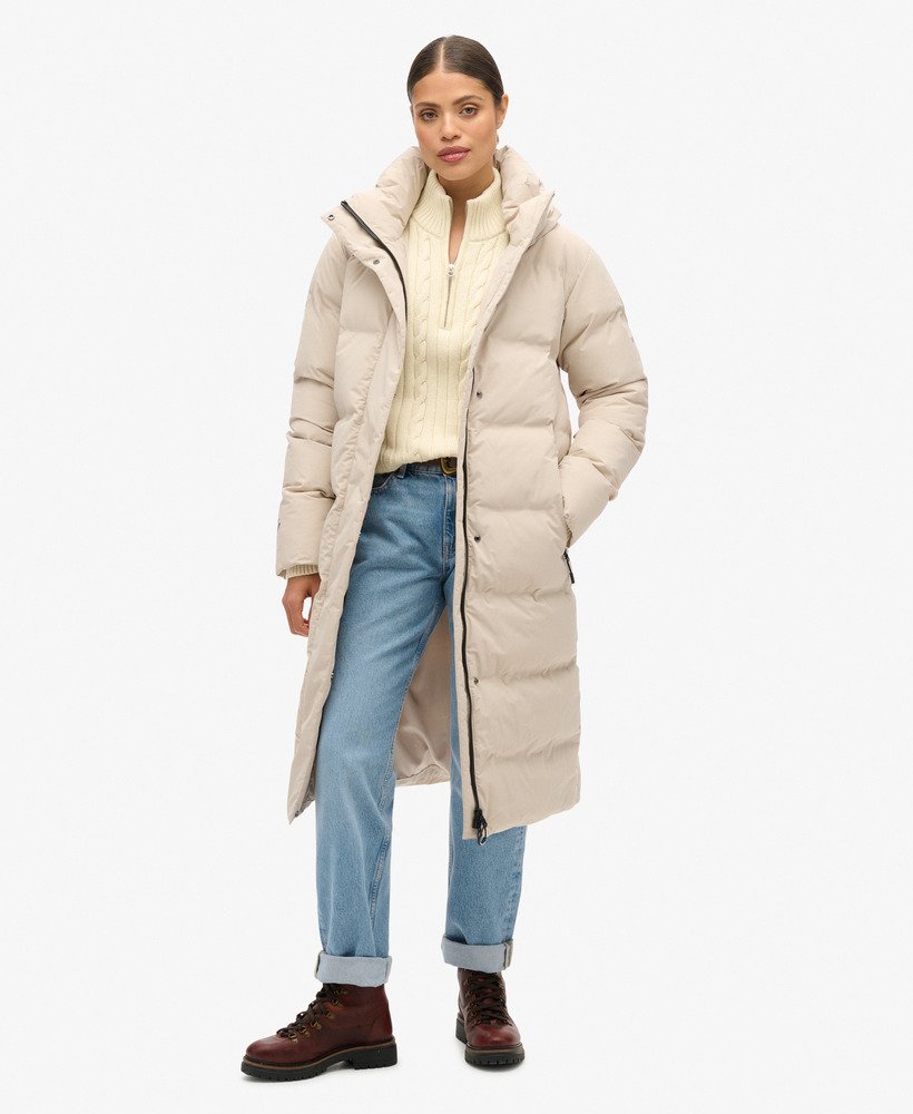 casaco puffer longo com capuz na cor cinza chateau.