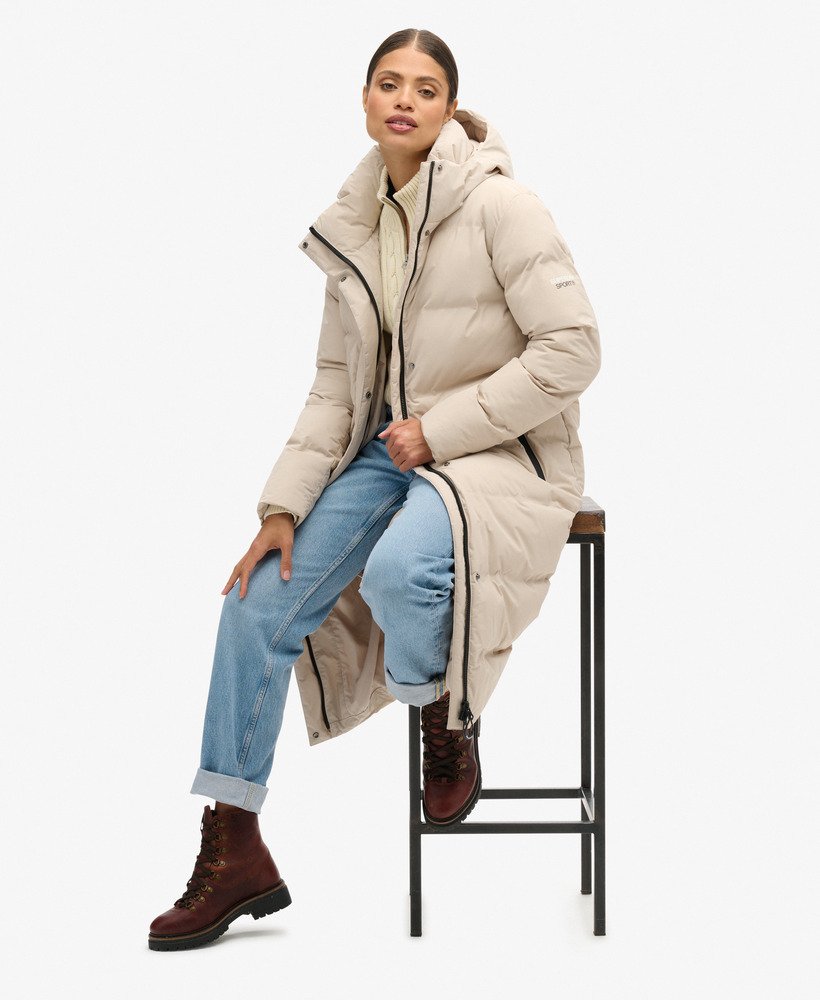 casaco puffer longo com capuz na cor cinza chateau.