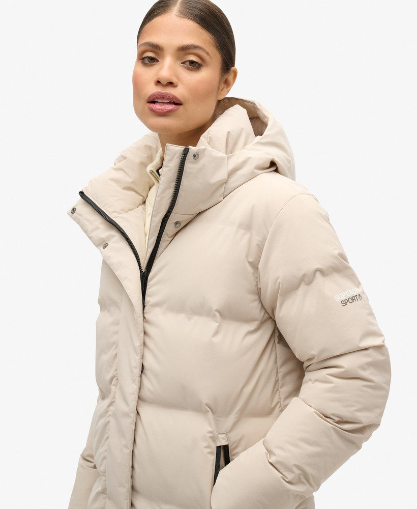 casaco puffer longo com capuz na cor cinza chateau.