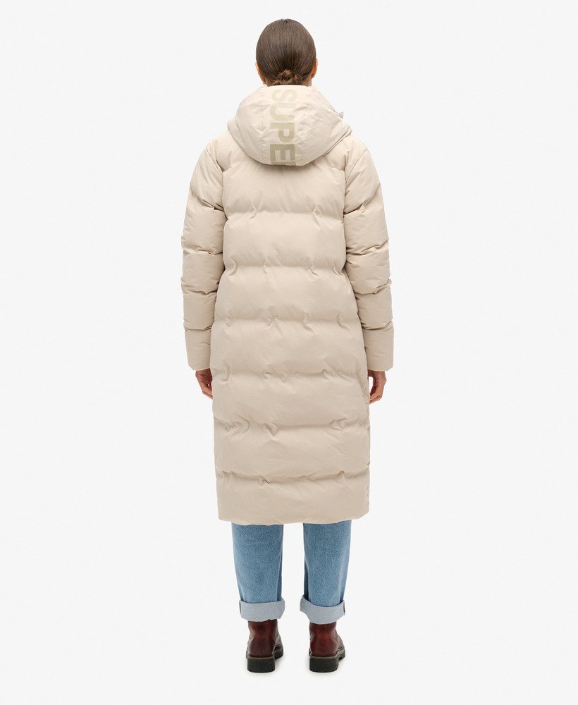 casaco puffer longo com capuz na cor cinza chateau.