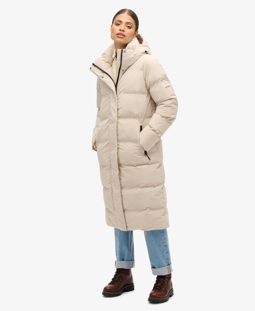 casaco puffer longo com capuz na cor cinza chateau.