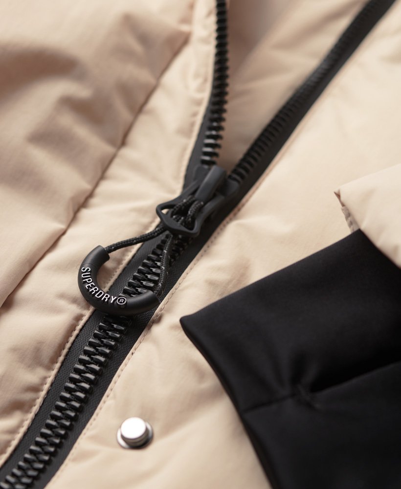casaco puffer longo com capuz na cor cinza chateau.