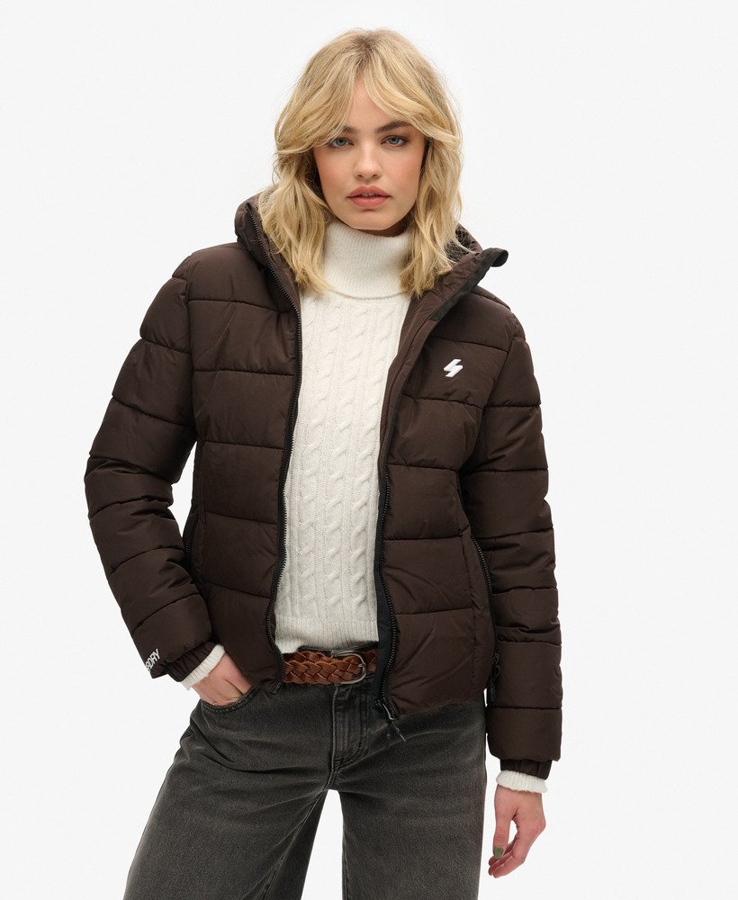 jaqueta puffer spirit sports com capuz na cor marrom carvalho escuro.