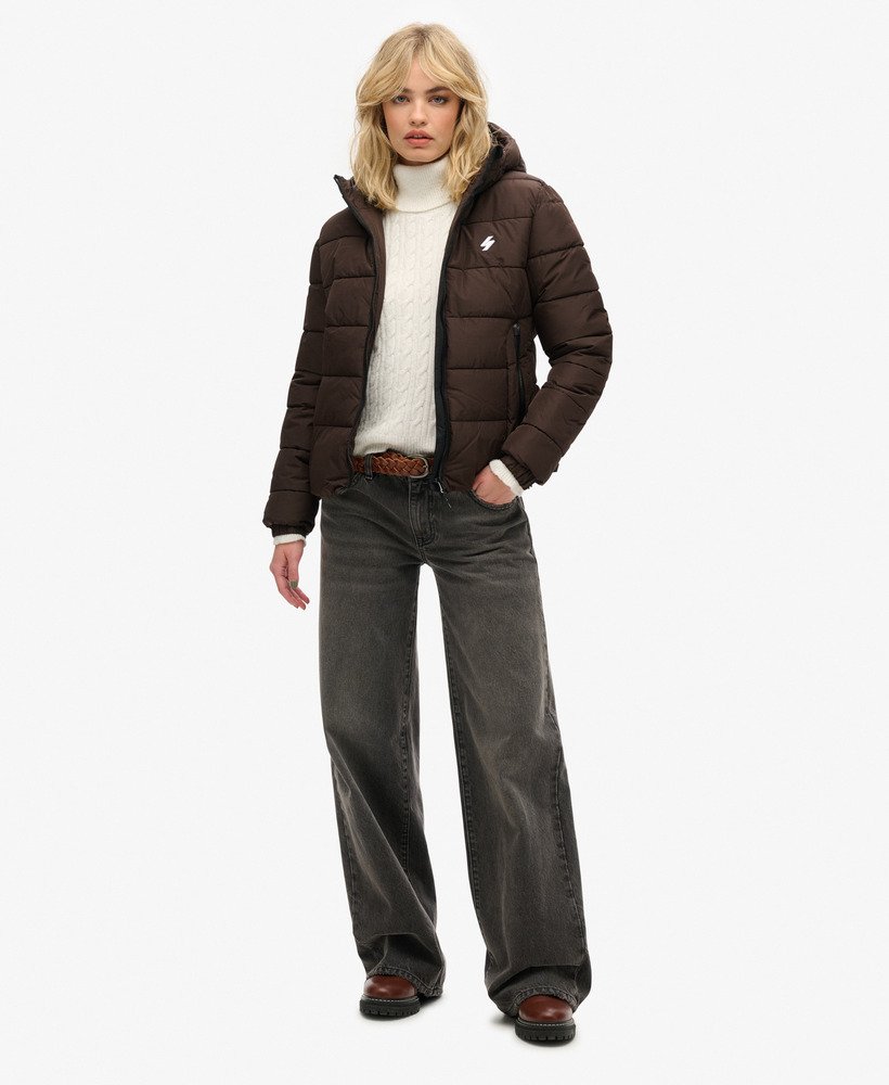 jaqueta puffer spirit sports com capuz na cor marrom carvalho escuro.