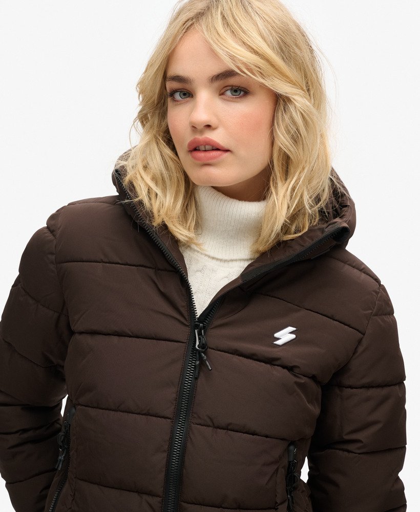 jaqueta puffer spirit sports com capuz na cor marrom carvalho escuro.