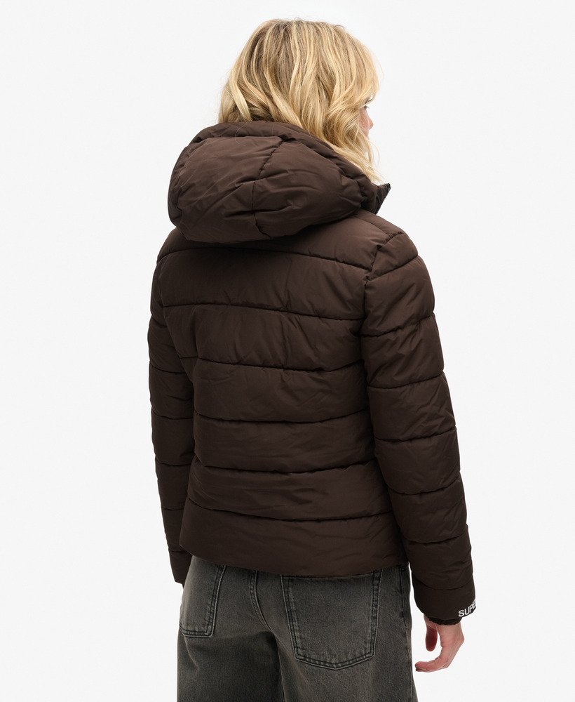 jaqueta puffer spirit sports com capuz na cor marrom carvalho escuro.