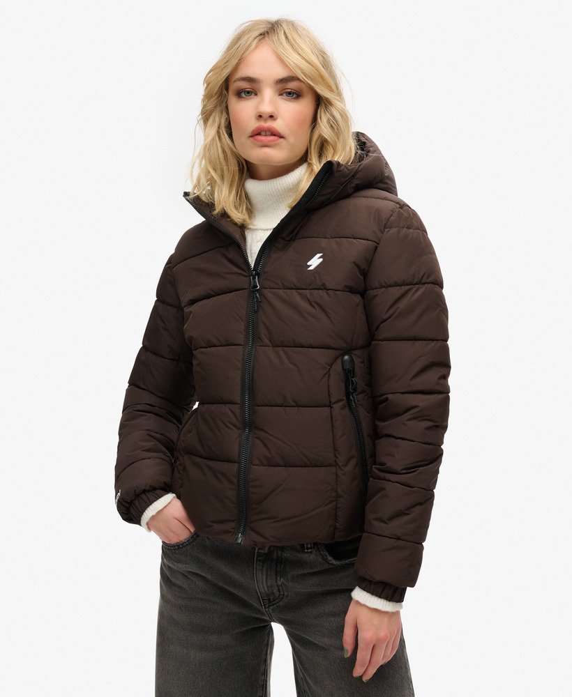 jaqueta puffer spirit sports com capuz na cor marrom carvalho escuro.