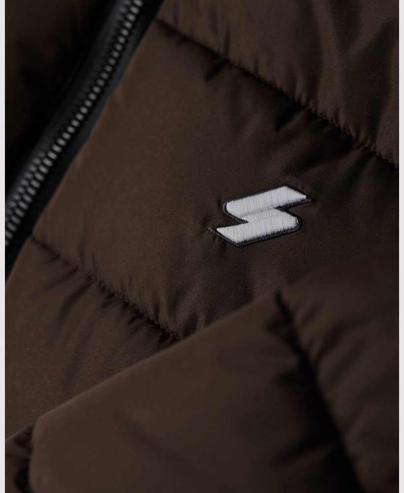 jaqueta puffer spirit sports com capuz na cor marrom carvalho escuro.