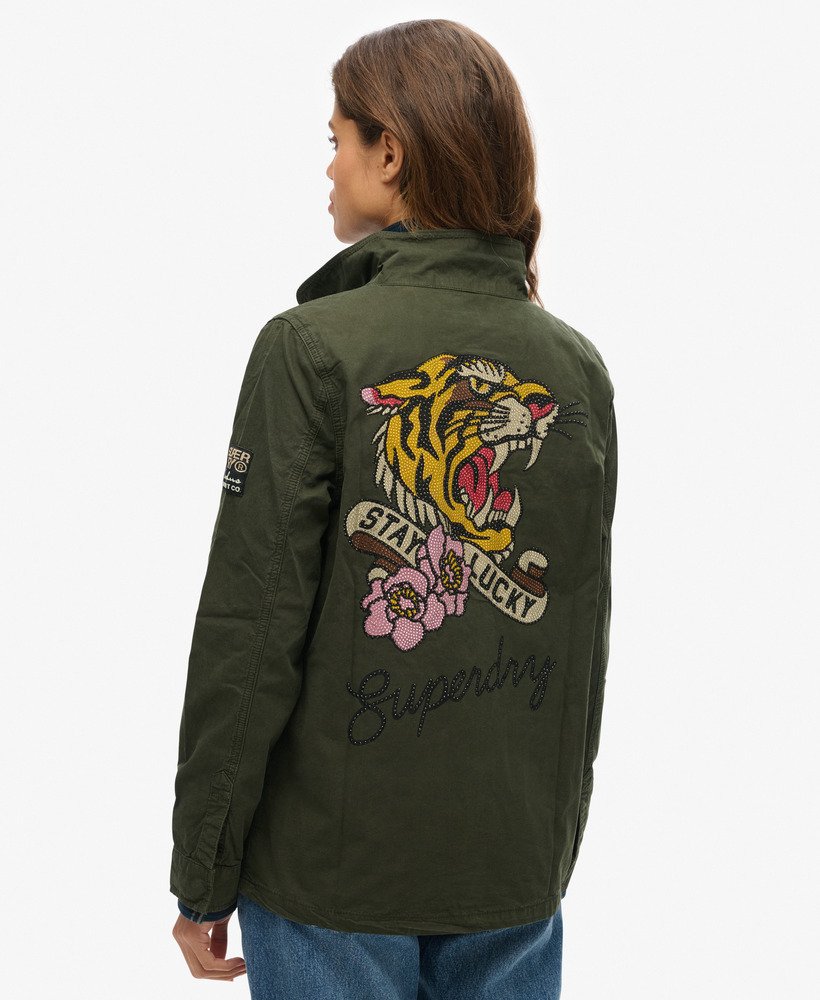 jaqueta militar st. tropez m65 com detalhes na cor verde-oliva excedente de estoque.