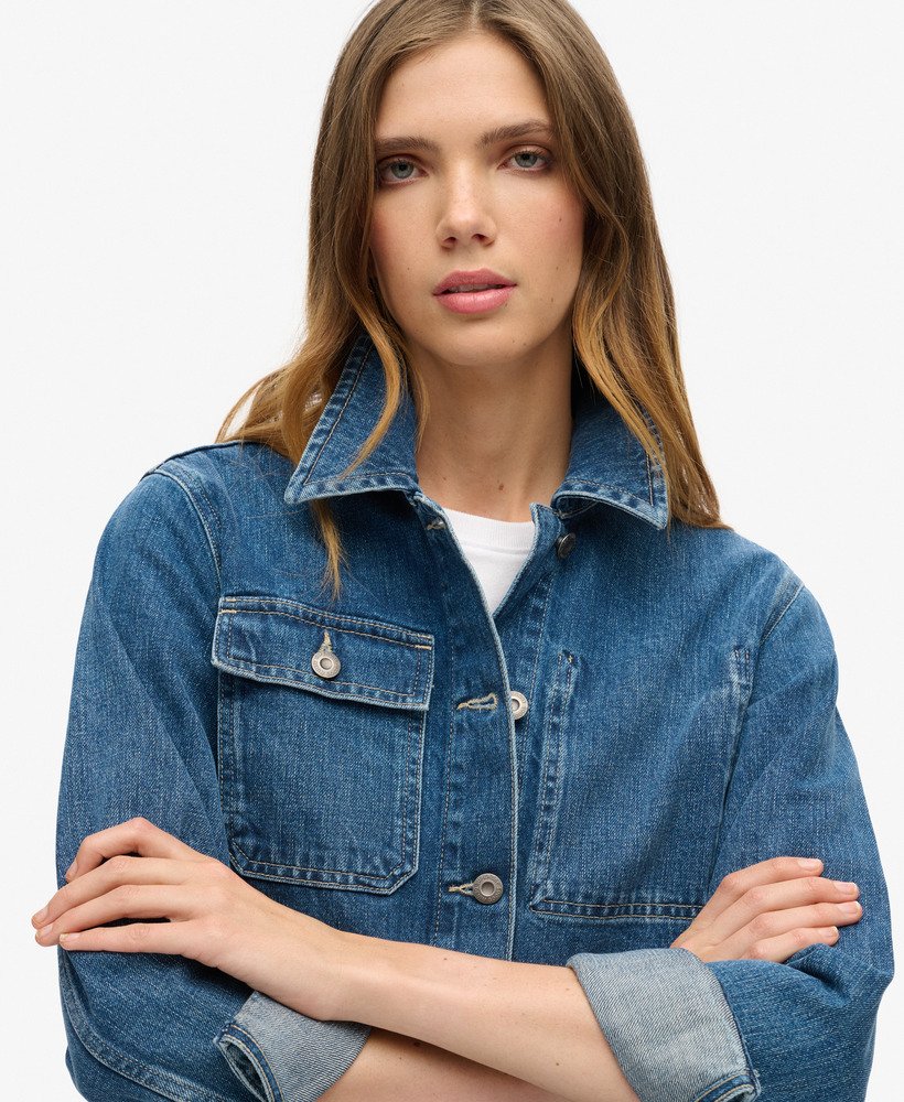 jaqueta jeans estilo utilitário na cor azul beverley