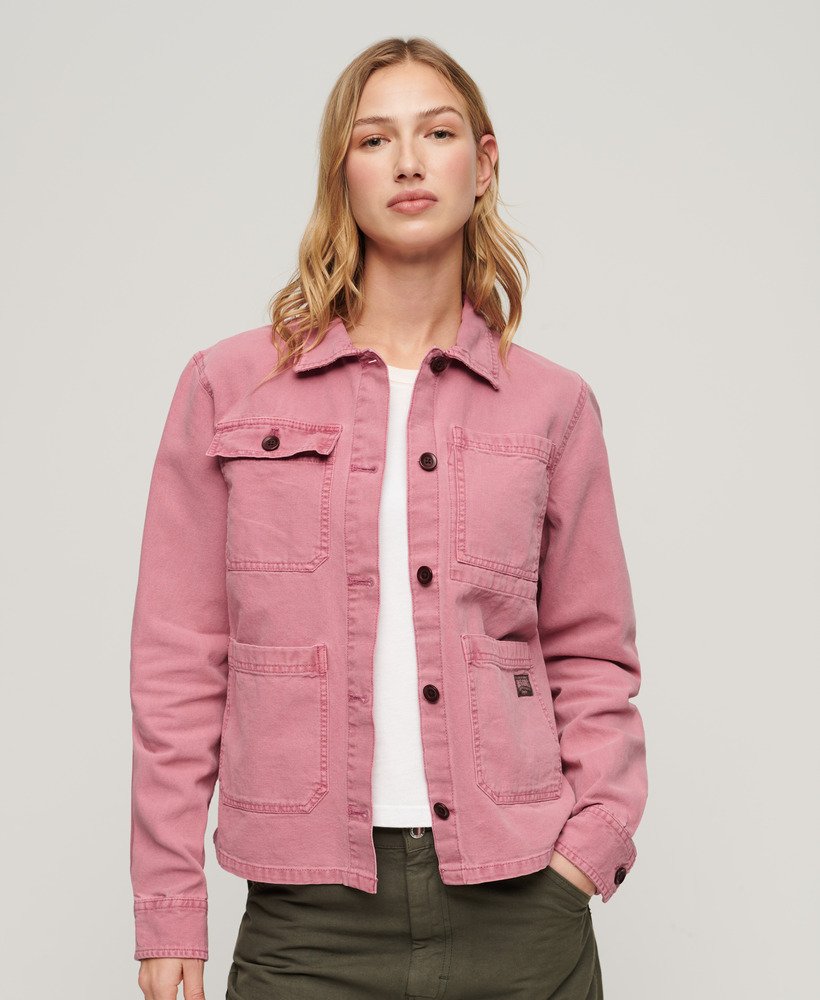 jaqueta utilitária com quatro bolsos na cor rosa antigo.