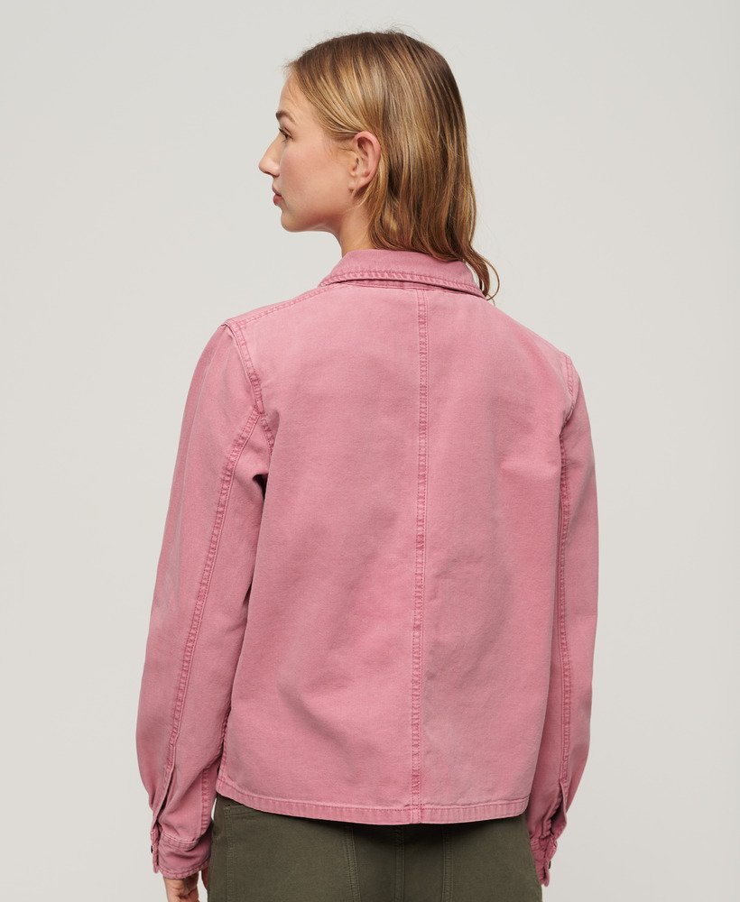 jaqueta utilitária com quatro bolsos na cor rosa antigo.