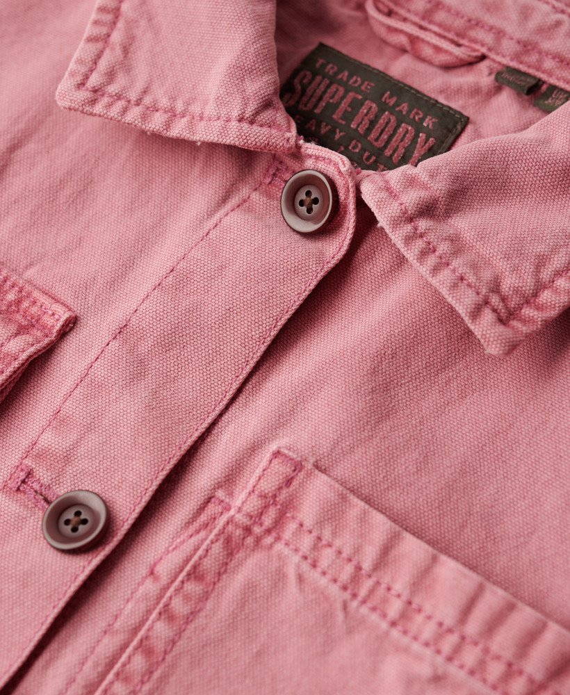 jaqueta utilitária com quatro bolsos na cor rosa antigo.