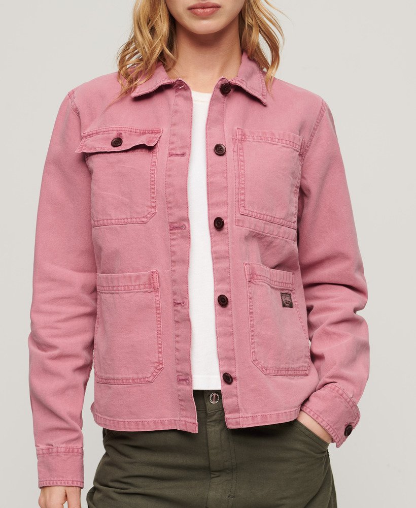 jaqueta utilitária com quatro bolsos na cor rosa antigo.
