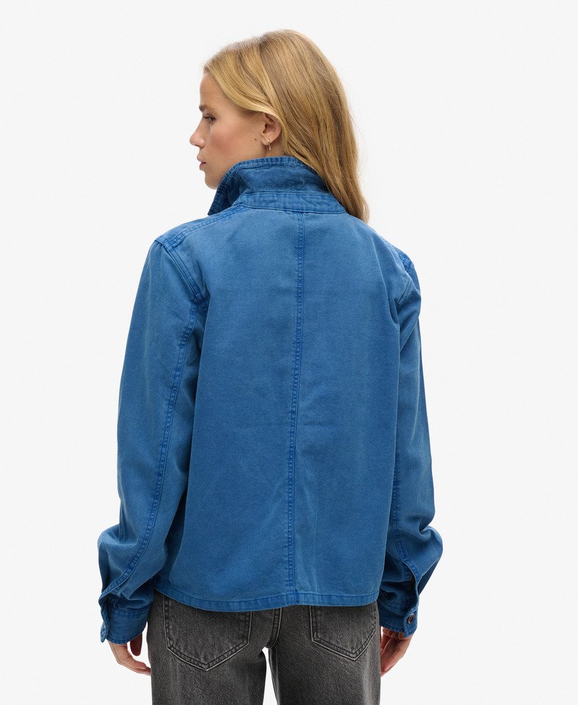 jaqueta utilitária com quatro bolsos na cor azul verdadeiro.
