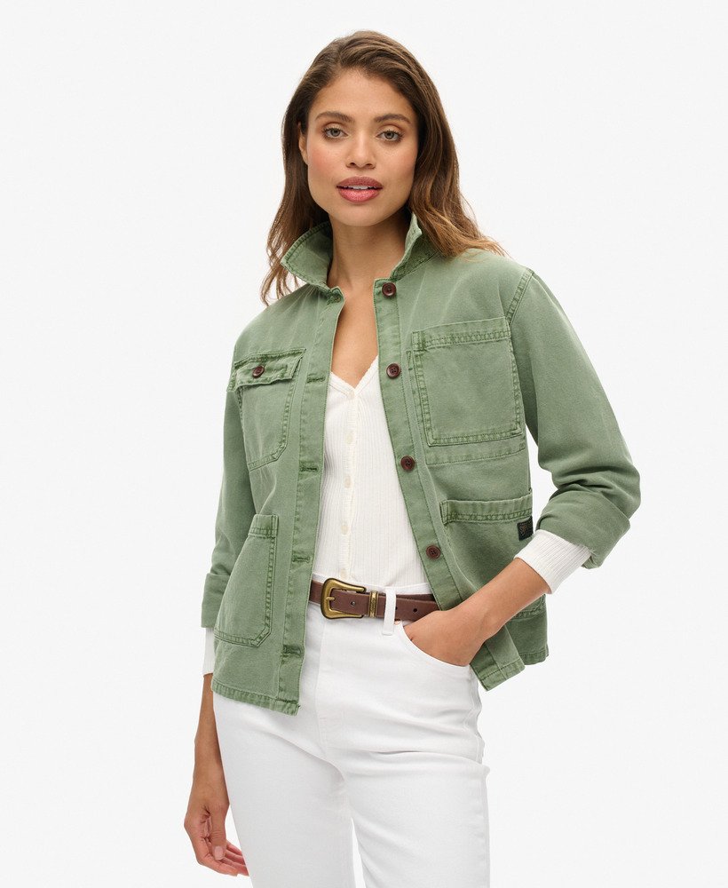 jaqueta utilitária com quatro bolsos na cor verde jade