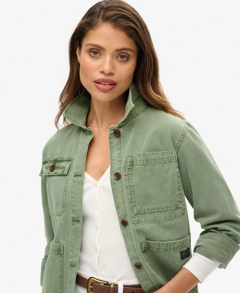 jaqueta utilitária com quatro bolsos na cor verde jade