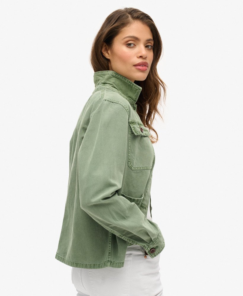 jaqueta utilitária com quatro bolsos na cor verde jade