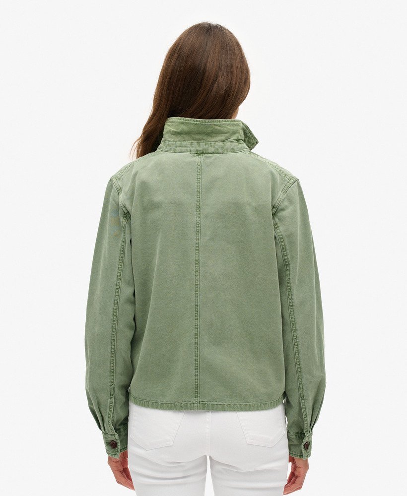 jaqueta utilitária com quatro bolsos na cor verde jade