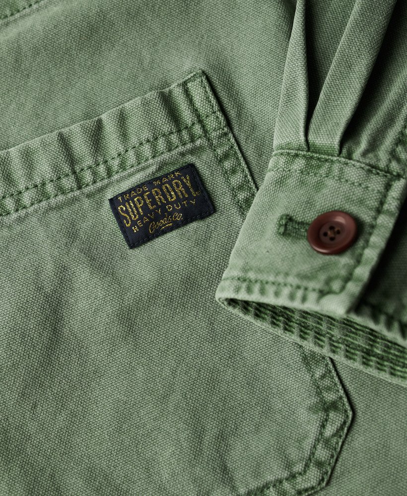 jaqueta utilitária com quatro bolsos na cor verde jade