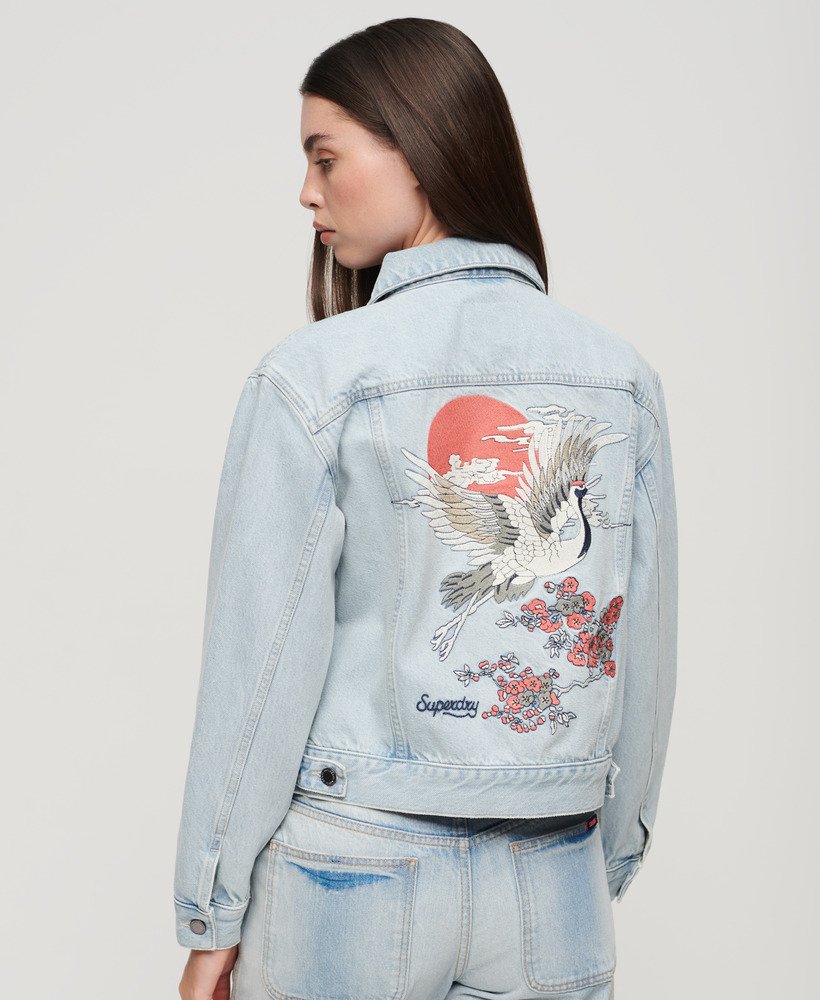 jaqueta jeans bordada estilo trucker na cor echo light vintage
