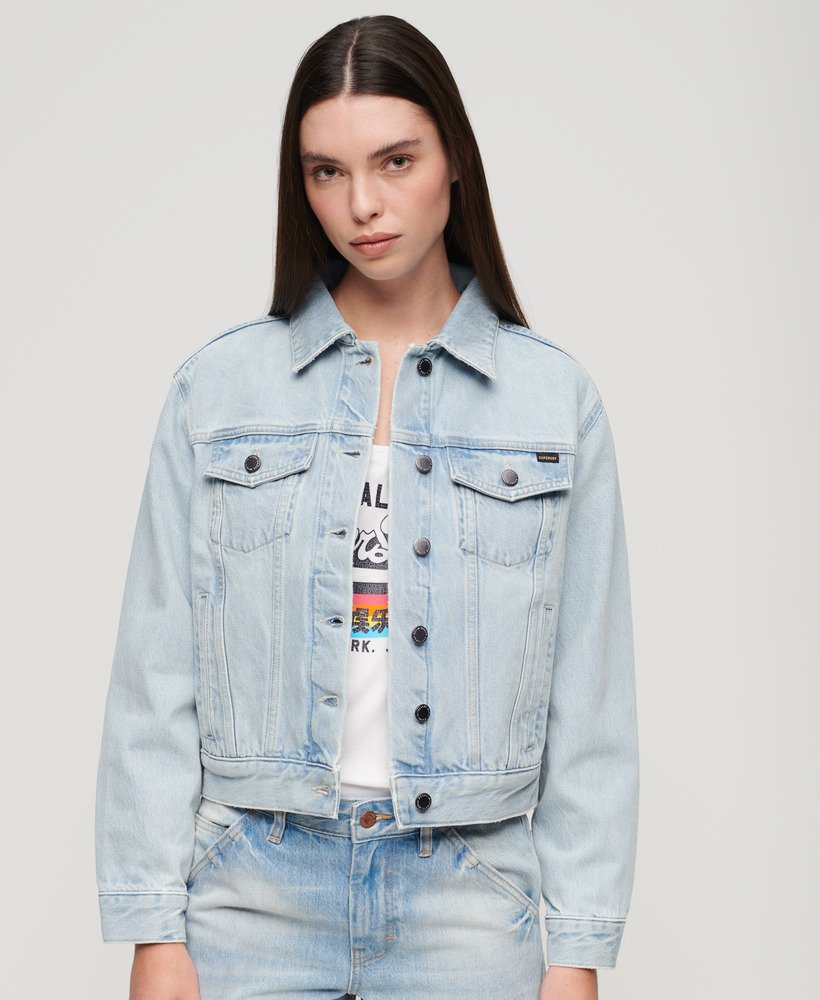 jaqueta jeans bordada estilo trucker na cor echo light vintage