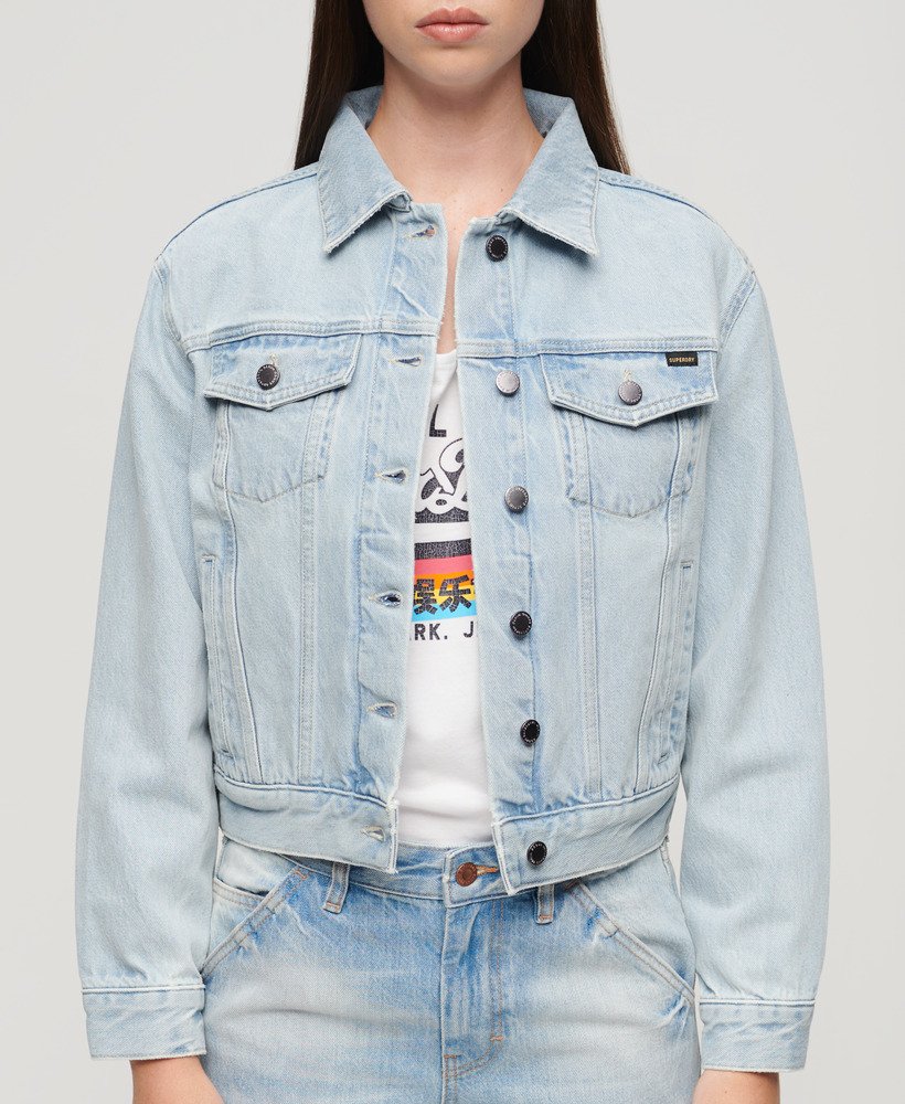 jaqueta jeans bordada estilo trucker na cor echo light vintage