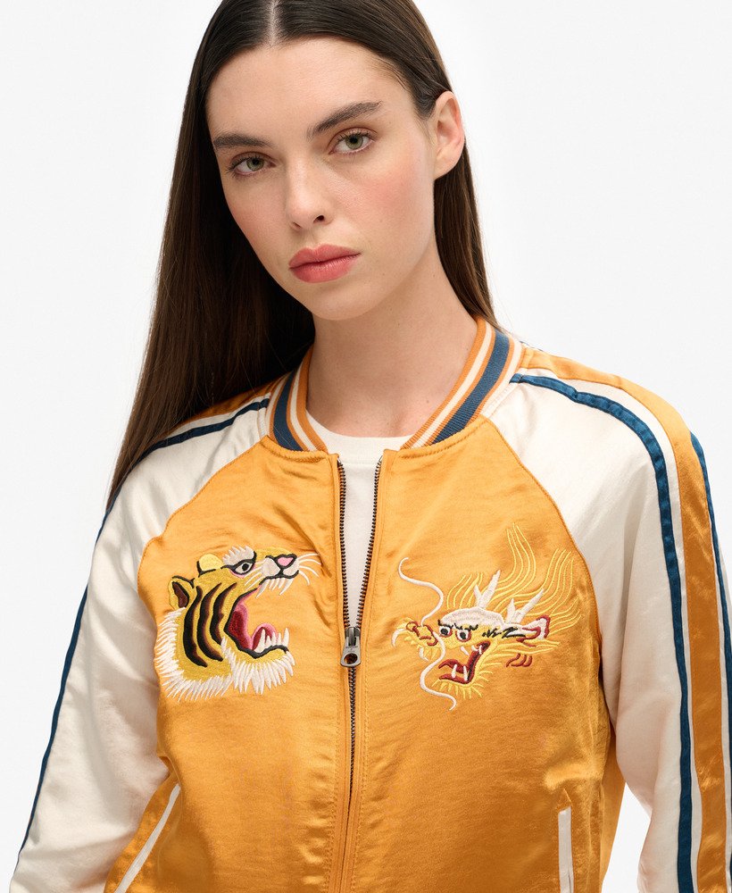 jaqueta bomber bordada suikajan em amarelo ocre dourado
