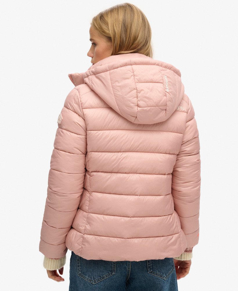 jaqueta acolchoada fuji com capuz na cor rosa blush vintage.